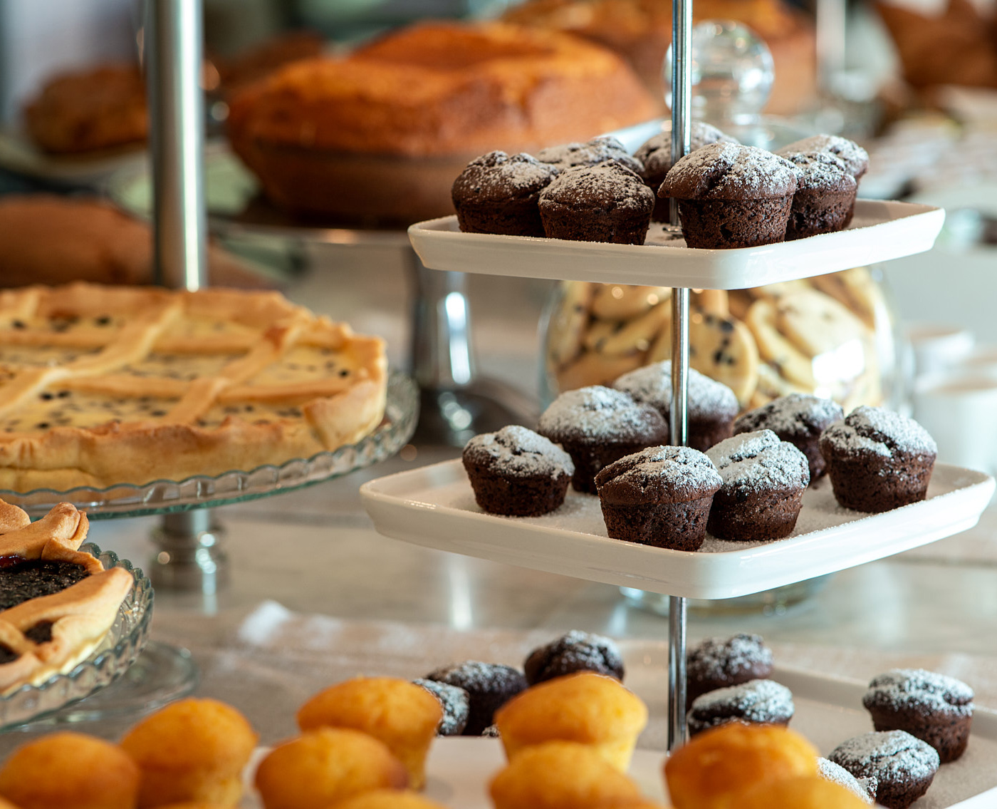 Colazione--muffin-al-cioccolato-su-alzatina